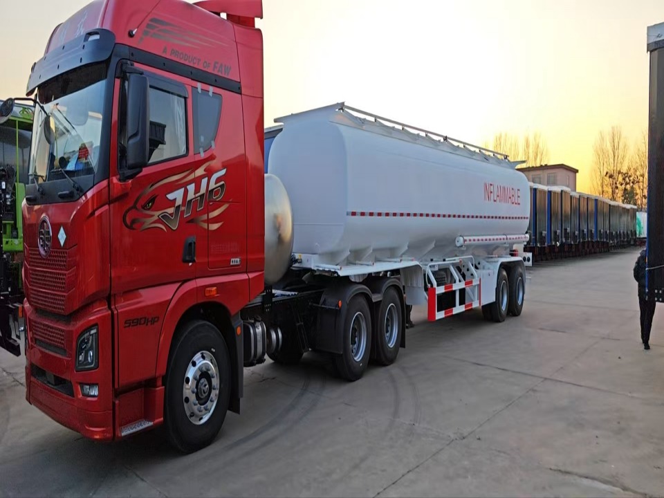 La semi-remorque citerne à pétrole de 40000 litres sera expédiée en Guinée.