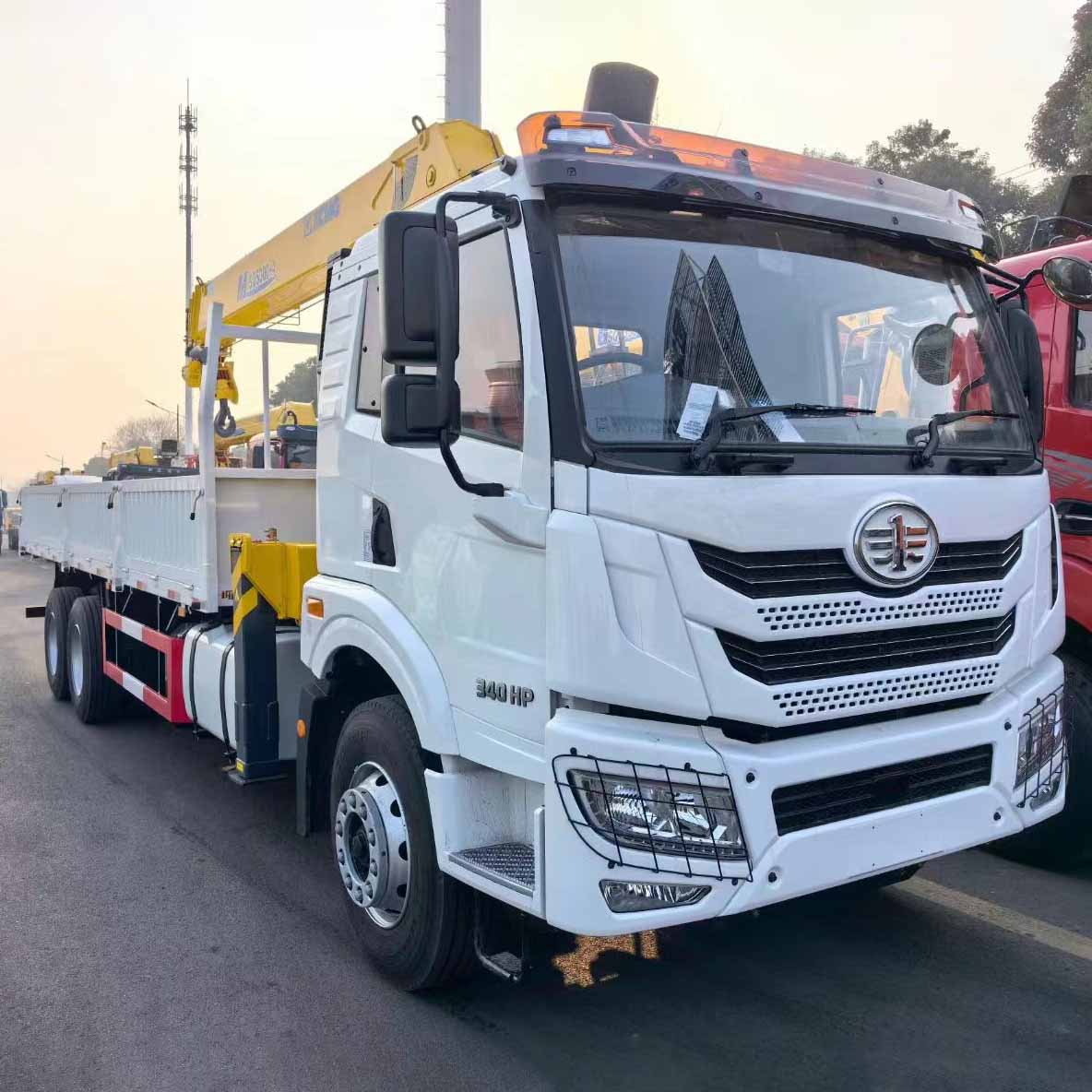 Camion-grue FAW J6P 6X4 350PS